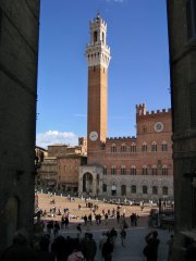 La Torre del Mangia e
Piazza del Campo a Siena
(10101 bytes)
